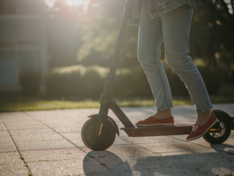 Günstige Kombi: Mit 49-Euro-Ticket und E-Scooter oder Klapprad billig reisen