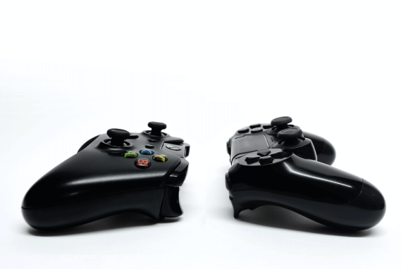 Controller von Xbox und Playstation 