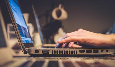 Kunde beim Online-Shoppen